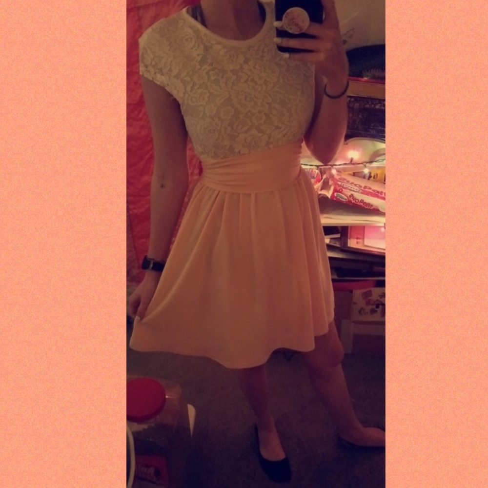 🌼White and peach dress🍑